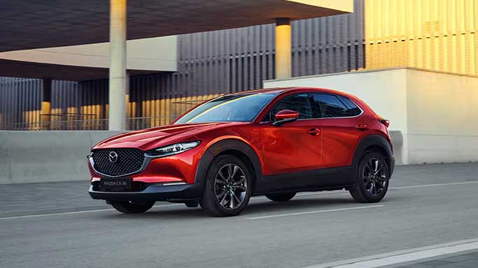 Mazda CX30 in rot, frontansicht auf Straße