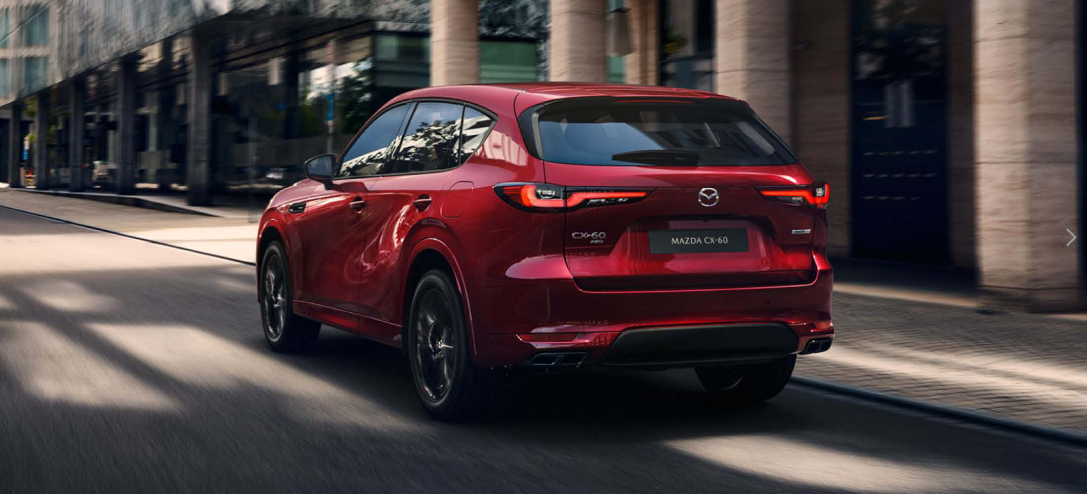 Mazda CX60 in rot, Heckansicht auf Straße