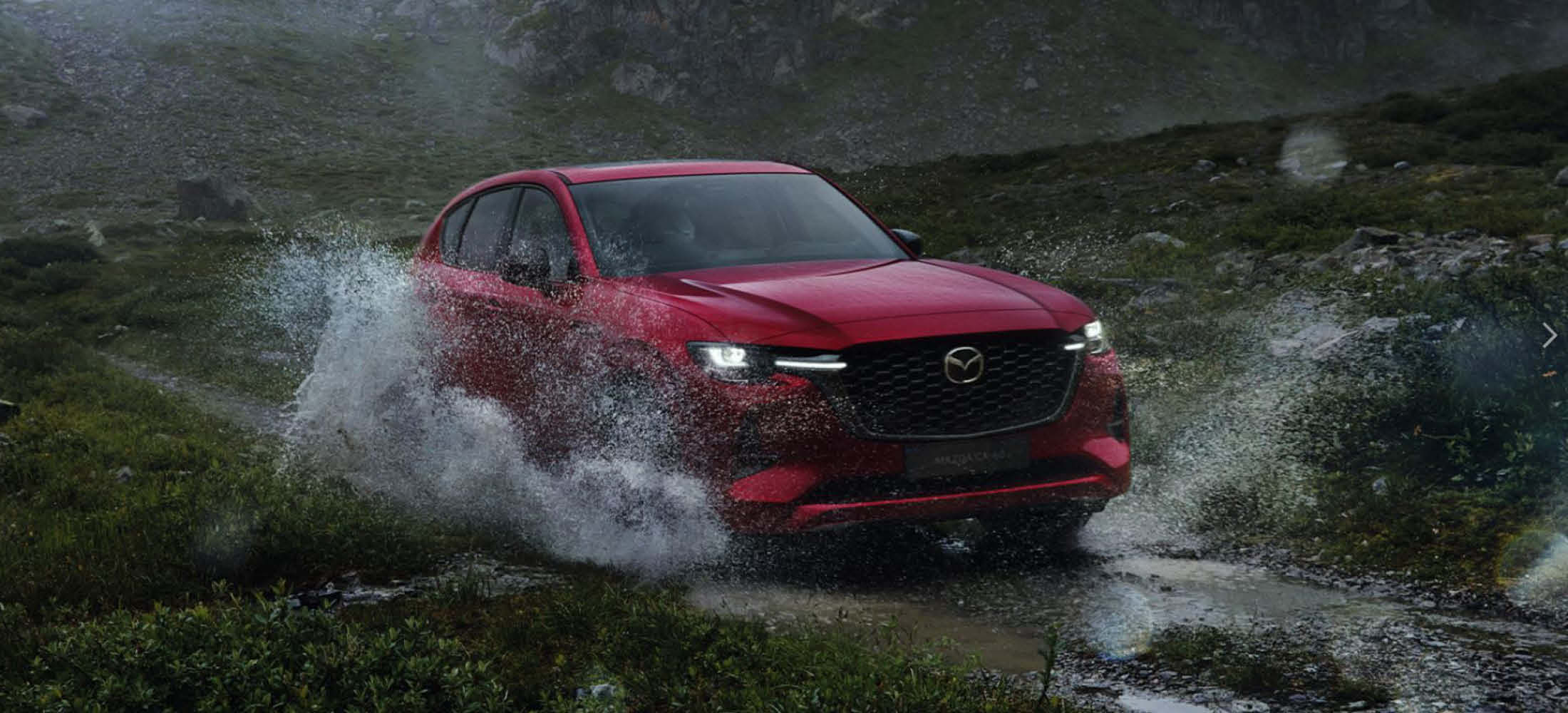 Mazda CX60 in rot beim durchqueren eines Flusses