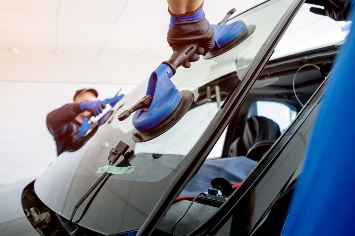 Autoglasservice: Frontscheibe wird eingepasst