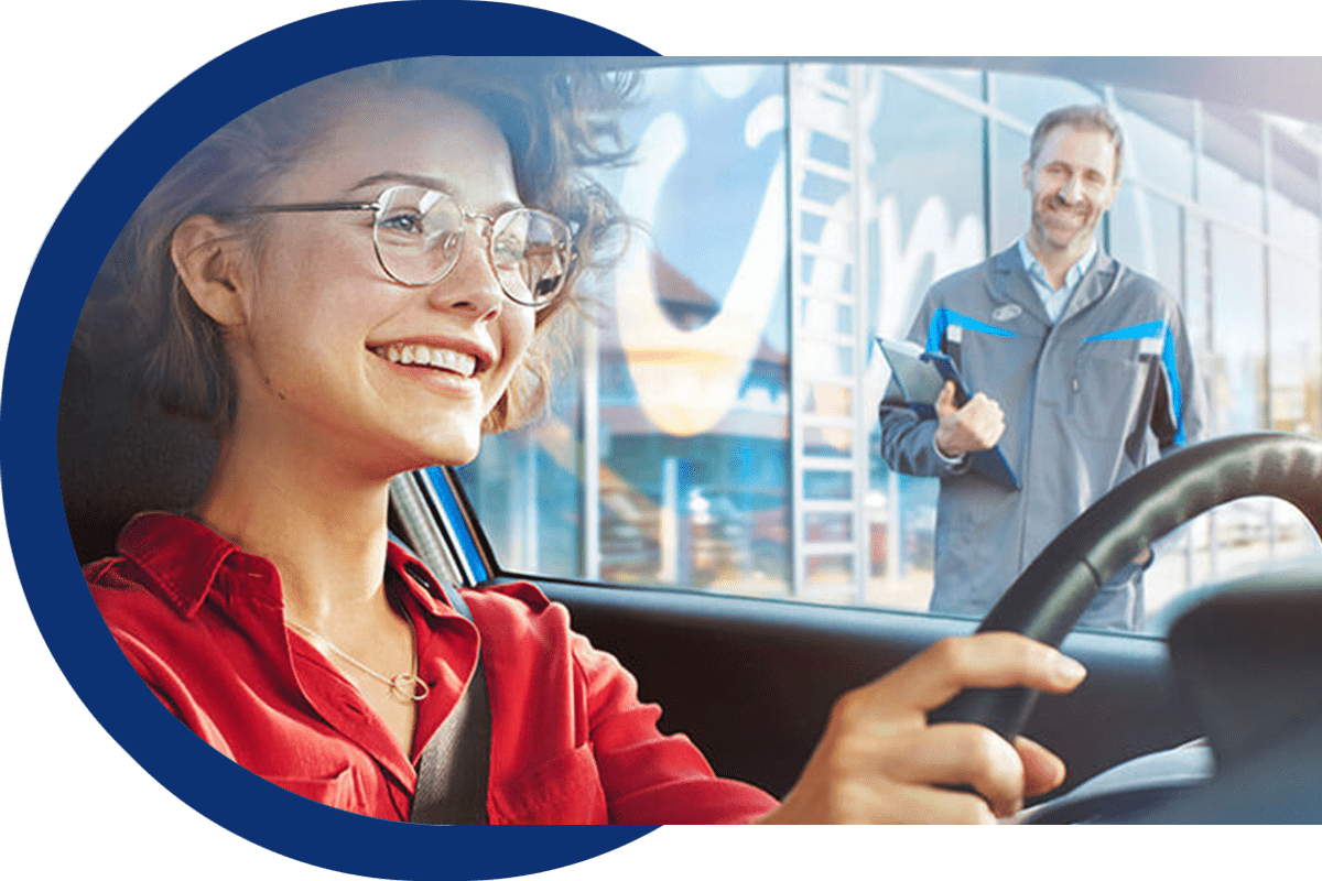 Lächelnde Frau nach Ford Service | Auto Schindlbeck