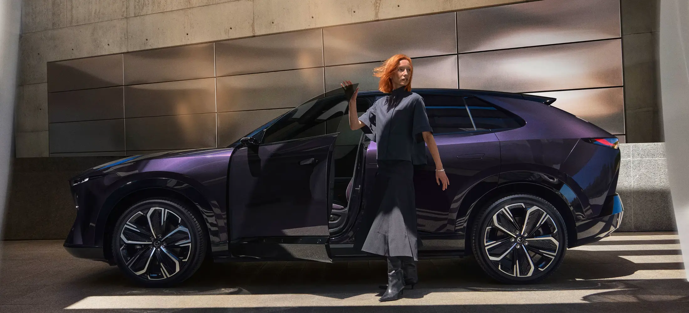 Mazda CX-6e, eine Frau steigt ein